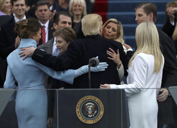 Президент США Дональд Трамп со своей семьей после принятия присяги в Капитолии в Вашингтоне, США. 20 января 2017 Президент США Дональд Трамп со своей семьей после принятия присяги в Капитолии в Вашингтоне, США. 20 января 2017
