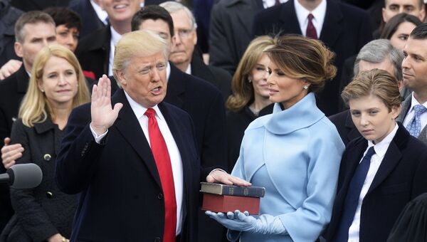 Президент США Дональд Трамп (слева) приносит присягу на церемонии инаугурации в Вашингтоне Президент США Дональд Трамп (слева) приносит присягу на церемонии инаугурации в Вашингтоне