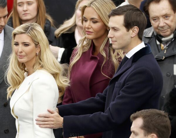 Иванка Трамп с супругом Джаредом Кушнером и Ванесса Трамп перед церемонией инаугурации избранного президента США Дональда Трампа. 20 января 2017 года Иванка Трамп с супругом Джаредом Кушнером и Ванесса Трамп перед церемонией инаугурации избранного президента США Дональда Трампа. 20 января 2017 года