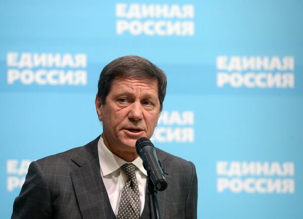 Первый заместитель председателя Госдумы РФ Александр Жуков отвечает на вопросы журналистов перед началом XVI съезда партии Единая Россия в Москве Первый заместитель председателя Госдумы РФ Александр Жуков отвечает на вопросы журналистов перед началом XVI съезда партии Единая Россия в Москве