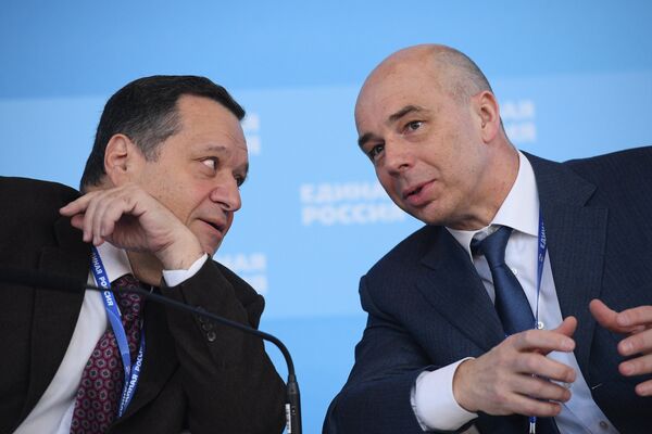 Министр финансов РФ Антон Силуанов и председатель комитета Госдумы РФ по бюджету и налогам Андрей Макаров на XVI съезде партии Единая Россия в Москве Министр финансов РФ Антон Силуанов и председатель комитета Госдумы РФ по бюджету и налогам Андрей Макаров на XVI съезде партии Единая Россия в Москве