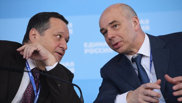 Министр финансов РФ Антон Силуанов и председатель комитета Госдумы РФ по бюджету и налогам Андрей Макаров на XVI съезде партии Единая Россия в Москве Министр финансов РФ Антон Силуанов и председатель комитета Госдумы РФ по бюджету и налогам Андрей Макаров на XVI съезде партии Единая Россия в Москве
