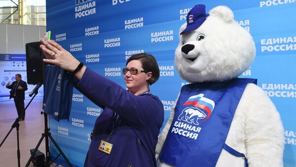 Делегат фотографируется перед началом XVI съезда партии Единая Россия в Москве Делегат фотографируется перед началом XVI съезда партии Единая Россия в Москве