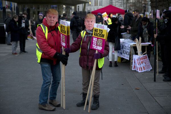 Участники акции протеста в Лондоне против избрания Дональда Трампа президентом США Участники акции протеста в Лондоне против избрания Дональда Трампа президентом США