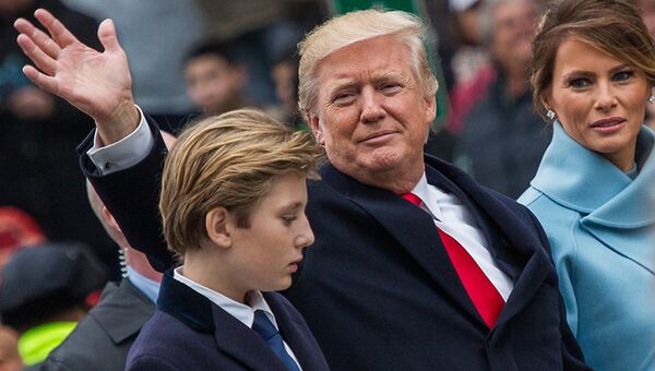 Президент США Дональд Трамп, его супруга Меланья и сын Бэррон. Архивное фото Президент США Дональд Трамп, его супруга Меланья и сын Бэррон. Архивное фото