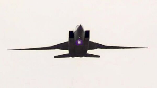 Сверхзвуковой стратегический бомбардировщик-ракетоносец ВКС РФ Ту-22М3 во время нанесения авиационного удара по объектам террористов в провинции Дейр-эз-Зор в Сирии Сверхзвуковой стратегический бомбардировщик-ракетоносец ВКС РФ Ту-22М3 во время нанесения авиационного удара по объектам террористов в провинции Дейр-эз-Зор в Сирии
