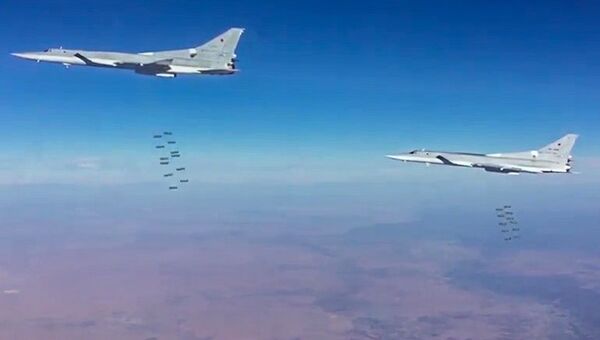 Сверхзвуковые стратегические бомбардировщики-ракетоносцы ВКС РФ Ту-22М3 во время нанесения авиационного удара по объектам террористов в провинции Дейр-эз-Зор в Сирии Сверхзвуковые стратегические бомбардировщики-ракетоносцы ВКС РФ Ту-22М3 во время нанесения авиационного удара по объектам террористов в провинции Дейр-эз-Зор в Сирии