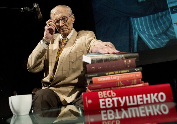 Поэт Евгений Евтушенко на своем творческом вечере в Политехническом музее Поэт Евгений Евтушенко на своем творческом вечере в Политехническом музее