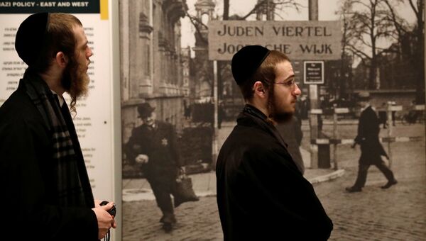 Ультраортодоксальные еврейские посетители в мемориальном комплексе истории Холокоста, Иерусалим Ультраортодоксальные еврейские посетители в мемориальном комплексе истории Холокоста, Иерусалим