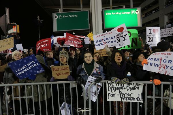 Протест в аэропорту Кеннеди в Нью-Йорке из-за указа Трампа о беженцах. 28 января 2017 год Протест в аэропорту Кеннеди в Нью-Йорке из-за указа Трампа о беженцах. 28 января 2017 год