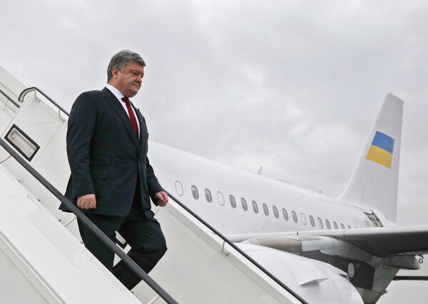 Президент Украины Петр Порошенко во время церемонии встречи в аэропорту Берлина Президент Украины Петр Порошенко во время церемонии встречи в аэропорту Берлина