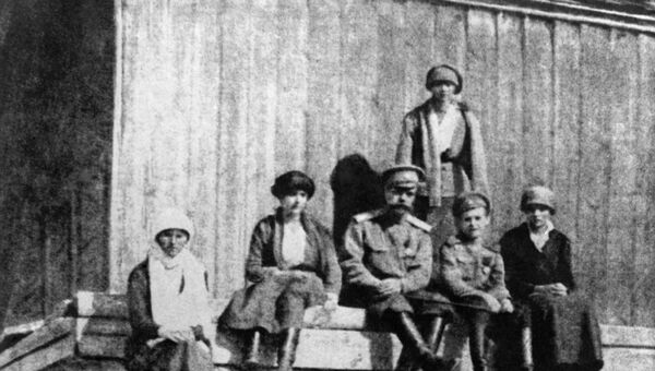 Члены царской семьи незадолго до расстрела. 1918 год. Слева направо: вел. кн. Мария, вел. кн. Анастасия, император Николай II, вел. кн. Татьяна, цесаревич Алексей, вел. кн. Ольга. Члены царской семьи незадолго до расстрела. 1918 год. Слева направо: вел. кн. Мария, вел. кн. Анастасия, император Николай II, вел. кн. Татьяна, цесаревич Алексей, вел. кн. Ольга.