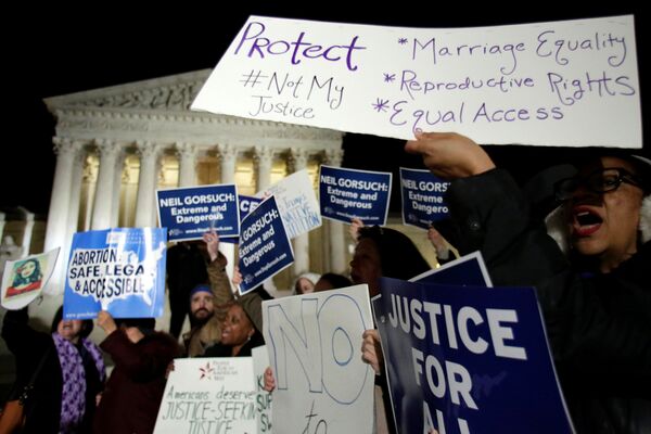 Протесты у здания Верховного суда США против кандидата на должность судьи Верховного суда США Нила Горсача. 31 января 2017 года Протесты у здания Верховного суда США против кандидата на должность судьи Верховного суда США Нила Горсача. 31 января 2017 года