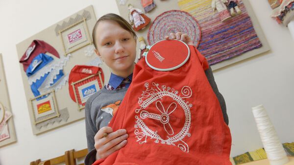 Татьяна Цветкова ученица Школы народных ремесел Бурчевского показывает свою вышивку Татьяна Цветкова ученица Школы народных ремесел Бурчевского показывает свою вышивку