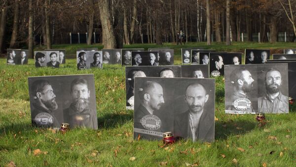 Акция, посвященная Дню памяти жертв политических репрессий, на Бутовском полигоне в Москве. Архивное фото Акция, посвященная Дню памяти жертв политических репрессий, на Бутовском полигоне в Москве. Архивное фото