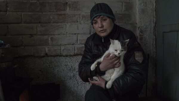 Женщина в подъезде жилого дома в Киевском районе Донецка Женщина в подъезде жилого дома в Киевском районе Донецка