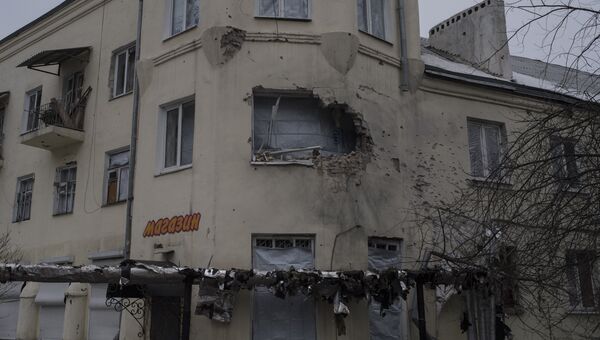 Здание, поврежденное в результате обстрелов, в Киевском районе Донецка Здание, поврежденное в результате обстрелов, в Киевском районе Донецка