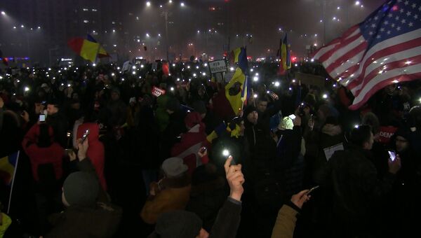 Румыны с барабанами и вувузелами требовали отставки кабмина на митинге Румыны с барабанами и вувузелами требовали отставки кабмина на митинге