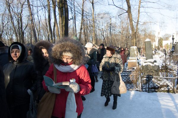 Очередь к могиле покровительницы Санкт-Петербурга блаженной Ксении Петербуржской на Смоленском кладбище Очередь к могиле покровительницы Санкт-Петербурга блаженной Ксении Петербуржской на Смоленском кладбище