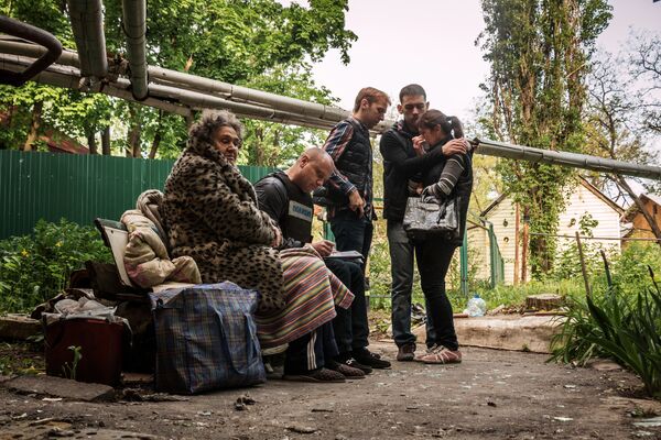 Жители дома, пострадавшего в результате обстрела украинскими силовиками города Донецка Жители дома, пострадавшего в результате обстрела украинскими силовиками города Донецка