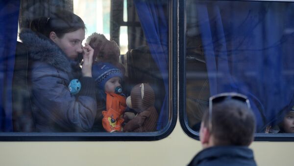 Беженцы в салоне автобуса, который отправляется из Донецка в Росси Беженцы в салоне автобуса, который отправляется из Донецка в Росси