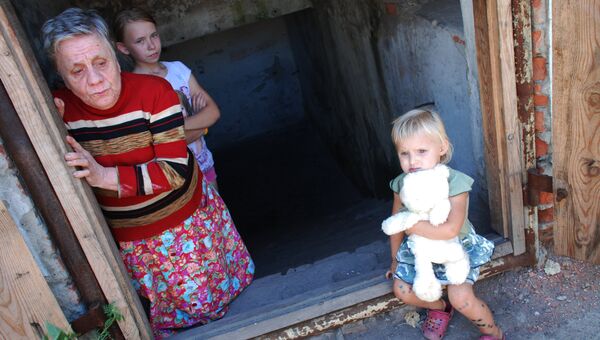 Дети и женщина, живущие в бомбоубежище в одном из окраинных районов Донецка, продолжающих подвергаться обстрелам со стороны украинских силовиков Дети и женщина, живущие в бомбоубежище в одном из окраинных районов Донецка, продолжающих подвергаться обстрелам со стороны украинских силовиков