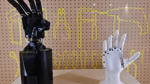 Роботизированные руки на выставке в Музее науки в Лондоне Роботизированные руки на выставке в Музее науки в Лондоне