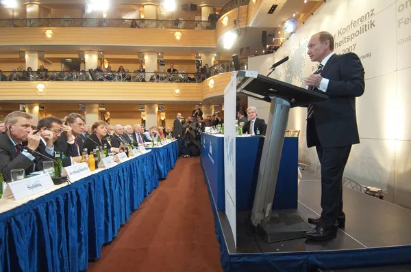 Президент России Владимир Путин во время выступления в Мюнхене. 11 февраля 2007 Президент России Владимир Путин во время выступления в Мюнхене. 11 февраля 2007