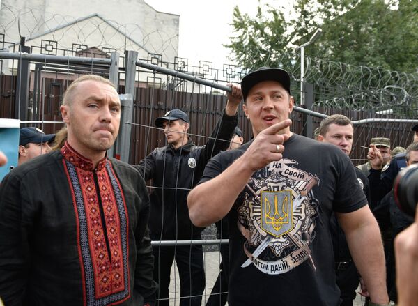 Представитель партии Свобода Игорь Мирошниченко у здания посольства России в Киеве Представитель партии Свобода Игорь Мирошниченко у здания посольства России в Киеве