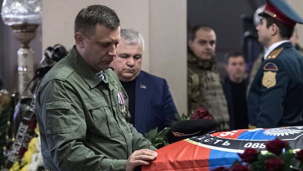 Глава ДНР Александр Захарченко во время прощания с командиром батальона ополчения ДНР Сомали Михаилом Толстых (позывной Гиви) в Донецке Глава ДНР Александр Захарченко во время прощания с командиром батальона ополчения ДНР Сомали Михаилом Толстых (позывной Гиви) в Донецке