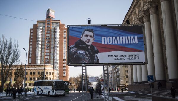 Плакат, посвященный командиру батальона ополчения ДНР Сомали Михаилу Толстых (позывной Гиви), на улице Донецка Плакат, посвященный командиру батальона ополчения ДНР Сомали Михаилу Толстых (позывной Гиви), на улице Донецка