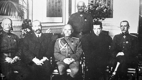Председатель Временного правительства Георгий Львов и Военный и морской министр Временного правительства Александр Керенский с группой генералов Председатель Временного правительства Георгий Львов и Военный и морской министр Временного правительства Александр Керенский с группой генералов
