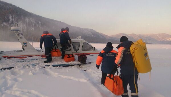 Поиски вертолета Робинсон, потерпевшего крушение и упавшего в Телецкое озеро (Республика Алтай) Поиски вертолета Робинсон, потерпевшего крушение и упавшего в Телецкое озеро (Республика Алтай)