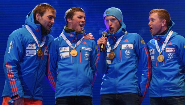 Спортсмены сборной России, завоевавшие золотые медали в эстафете среди мужчин на чемпионате мира по биатлону в австрийском Хохфильцене, на церемонии награждения Спортсмены сборной России, завоевавшие золотые медали в эстафете среди мужчин на чемпионате мира по биатлону в австрийском Хохфильцене, на церемонии награждения