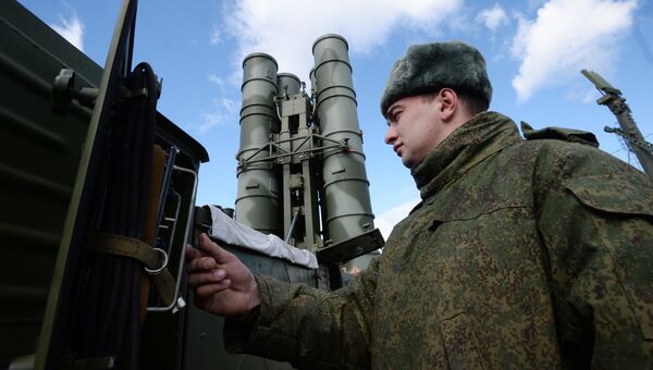 Военнослужащий у зенитного ракетного комплекса (ЗРК) Триумф С-400 Военнослужащий у зенитного ракетного комплекса (ЗРК) Триумф С-400