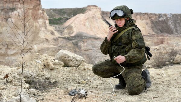 Военнослужащий вооруженных сил РФ во время разминирования жилых кварталов сирийского Алеппо. Архивное фото Военнослужащий вооруженных сил РФ во время разминирования жилых кварталов сирийского Алеппо. Архивное фото