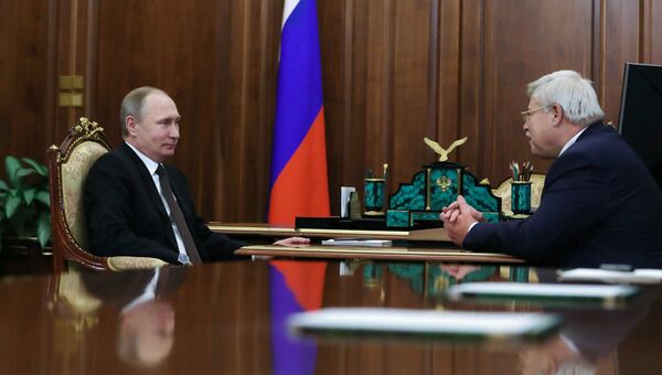 Президент РФ Владимир Путин и губернатор Томской области Сергей Жвачкин во время встречи. 21 февраля 2017 Президент РФ Владимир Путин и губернатор Томской области Сергей Жвачкин во время встречи. 21 февраля 2017