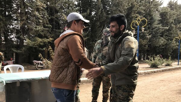 Боец сирийской армии жмет руку боевику из вооруженной оппозиции. Архивное фото Боец сирийской армии жмет руку боевику из вооруженной оппозиции. Архивное фото