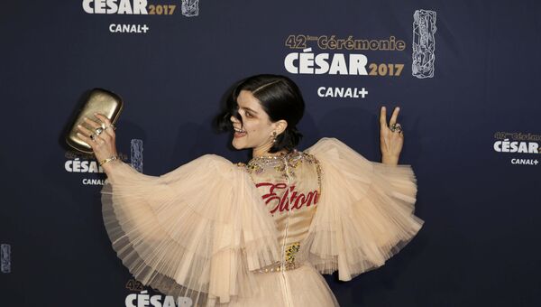 Французская певица и актриса Соко (Стэфани Соколински) на церемонии вручения премии Сезар в Париже Французская певица и актриса Соко (Стэфани Соколински) на церемонии вручения премии Сезар в Париже