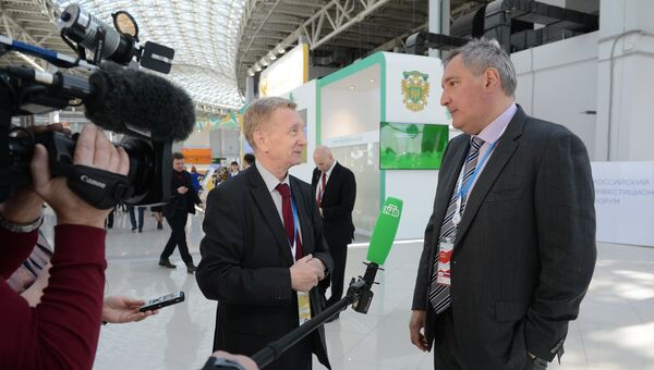 Заместитель председателя правительства РФ Дмитрий Рогозин во время интервью телеканалу НТВ на Российском инвестиционном форуме в Сочи Заместитель председателя правительства РФ Дмитрий Рогозин во время интервью телеканалу НТВ на Российском инвестиционном форуме в Сочи