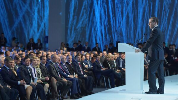 Председатель правительства РФ Дмитрий Медведев выступает на пленарном заседании Инвестиции в регионы России: приоритеты региональной политики на Российском инвестиционном форуме в Сочи Председатель правительства РФ Дмитрий Медведев выступает на пленарном заседании Инвестиции в регионы России: приоритеты региональной политики на Российском инвестиционном форуме в Сочи