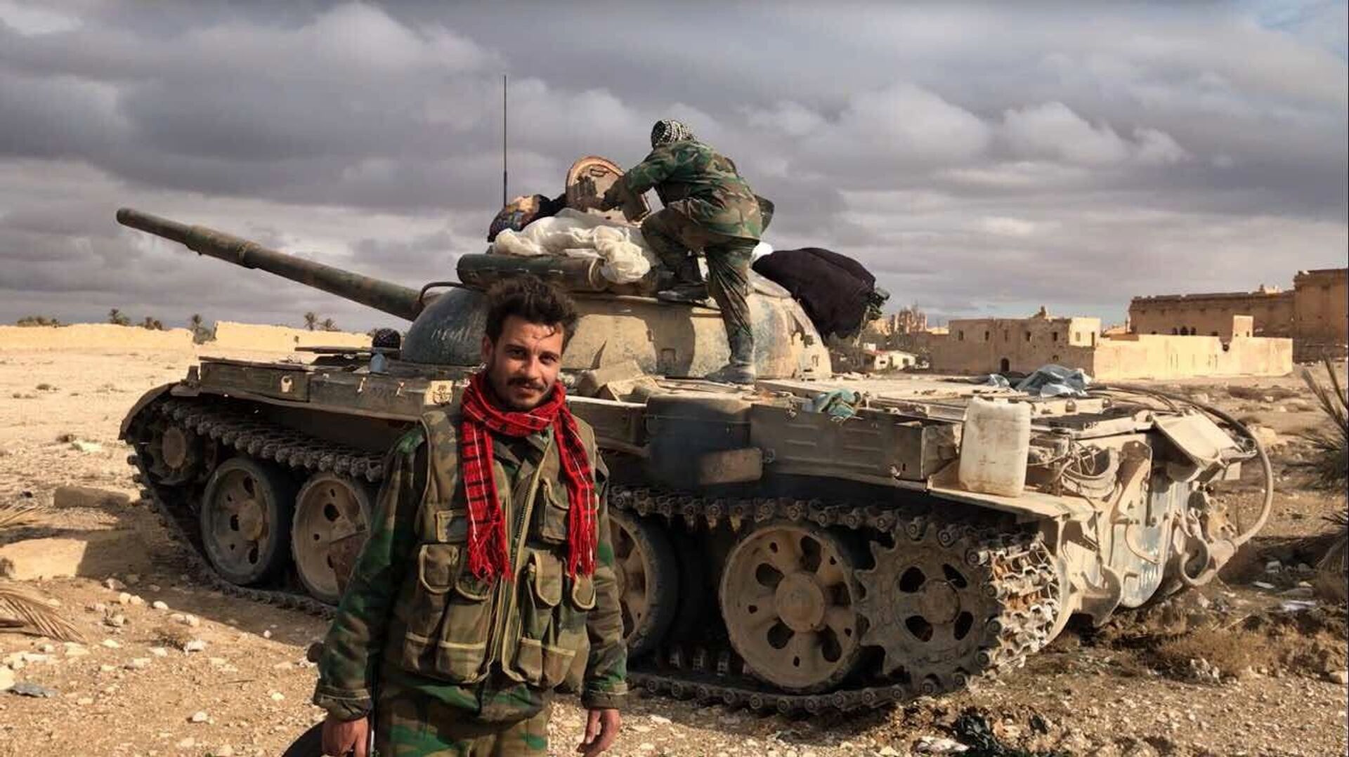 Военнослужащие Сирийской Арабской Республики возле историко-архитектурного комплекса Древней Пальмиры в сирийской провинции Хомс Военнослужащие Сирийской Арабской Республики возле историко-архитектурного комплекса Древней Пальмиры в сирийской провинции Хомс - РИА Новости, 1920, 29.09.2020