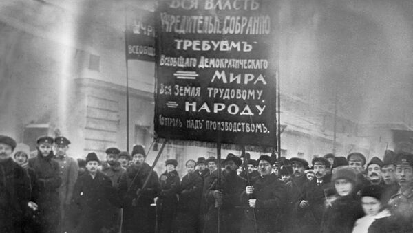 Члены Союза правительственных учреждений Харькова принимают участие в демонстрации в феврале 1917 года Члены Союза правительственных учреждений Харькова принимают участие в демонстрации в феврале 1917 года