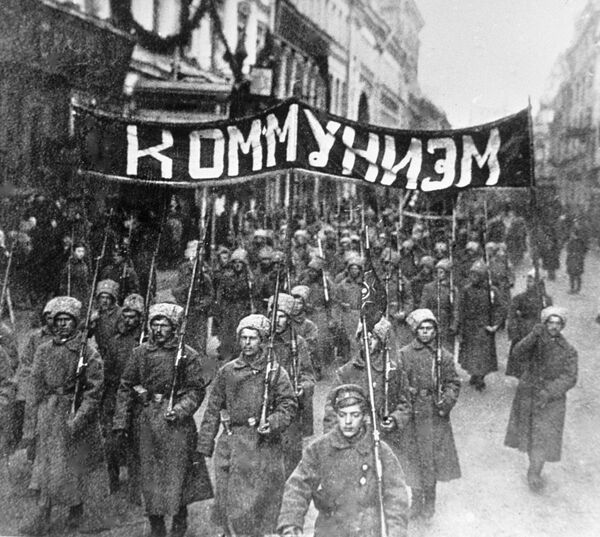 События Октябрьской социалистической революции в Москве. Колонна революционно настроенных солдат с лозунгом Коммунизм идет по Никольской улице. 1917 год События Октябрьской социалистической революции в Москве. Колонна революционно настроенных солдат с лозунгом Коммунизм идет по Никольской улице. 1917 год