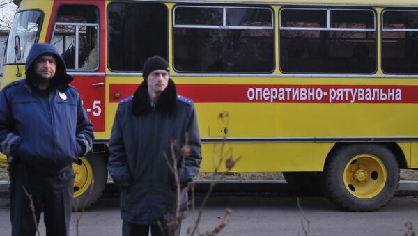 Сотрудники правоохранительных органов у здание шахты Степная во Львовской области, где произошла авария. 2 марта 2017 Сотрудники правоохранительных органов у здание шахты Степная во Львовской области, где произошла авария. 2 марта 2017