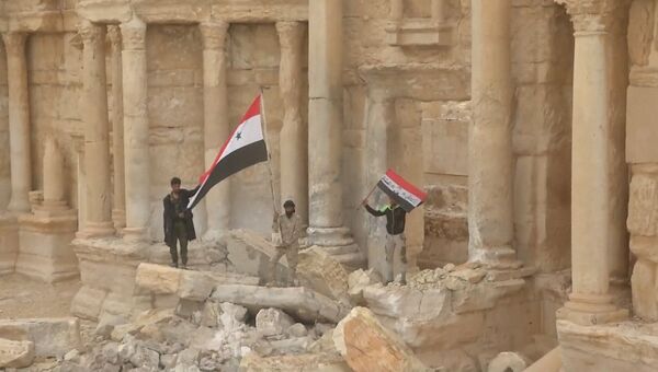 Бойцы армии САР развернули сирийские флаги в центре Древней Пальмиры Бойцы армии САР развернули сирийские флаги в центре Древней Пальмиры