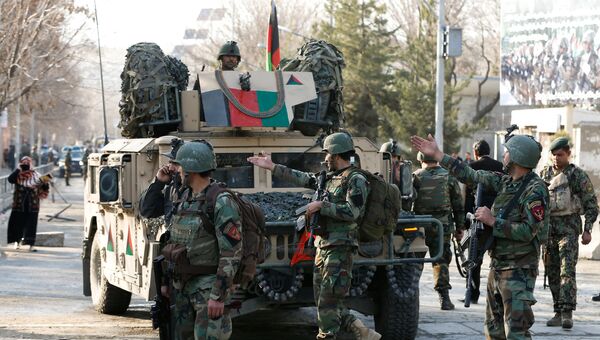 Афганские силовики у военного госпиталя в Кабуле, на который напали боевики, 8 марта 2017 Афганские силовики у военного госпиталя в Кабуле, на который напали боевики, 8 марта 2017