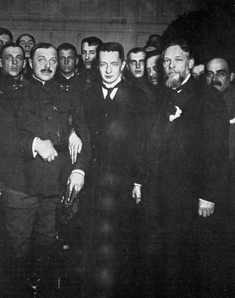 Члены Временного правительства во главе с Александром Федоровичем Керенским. Члены Временного правительства во главе с Александром Федоровичем Керенским.