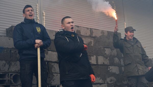 Участники акции у входа в центральное отделение дочернего предприятия Сбербанка России в Киеве Участники акции у входа в центральное отделение дочернего предприятия Сбербанка России в Киеве