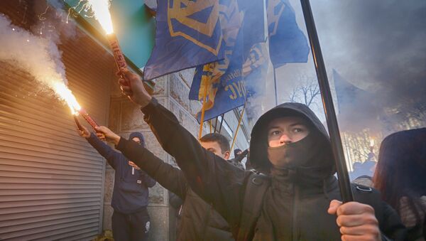 Члены украинской партии Национальный корпус у входа в центральное отделение дочернего предприятия Сбербанка России в Киеве Члены украинской партии Национальный корпус у входа в центральное отделение дочернего предприятия Сбербанка России в Киеве